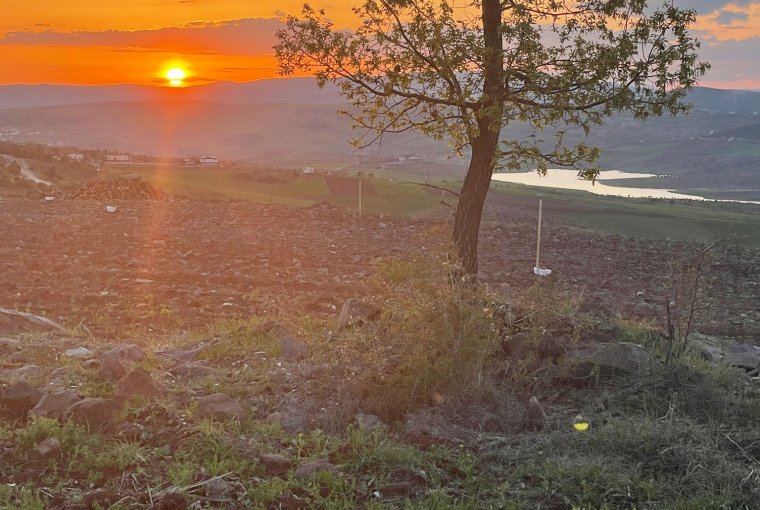 BURÇ KAVŞAKTA GÖLET MANZARALI ÇİFTLİK